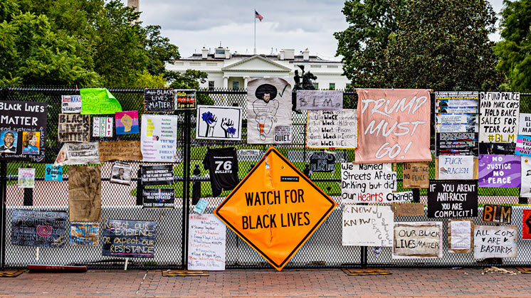 Signs in front of White House under Trump